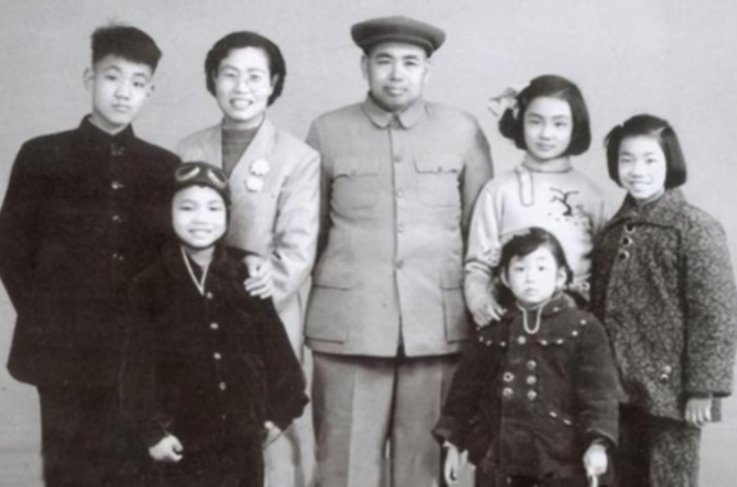 1985年，开国上将许世友刚下葬，61岁的夫人田普转身就带着行李去了北京。儿子许