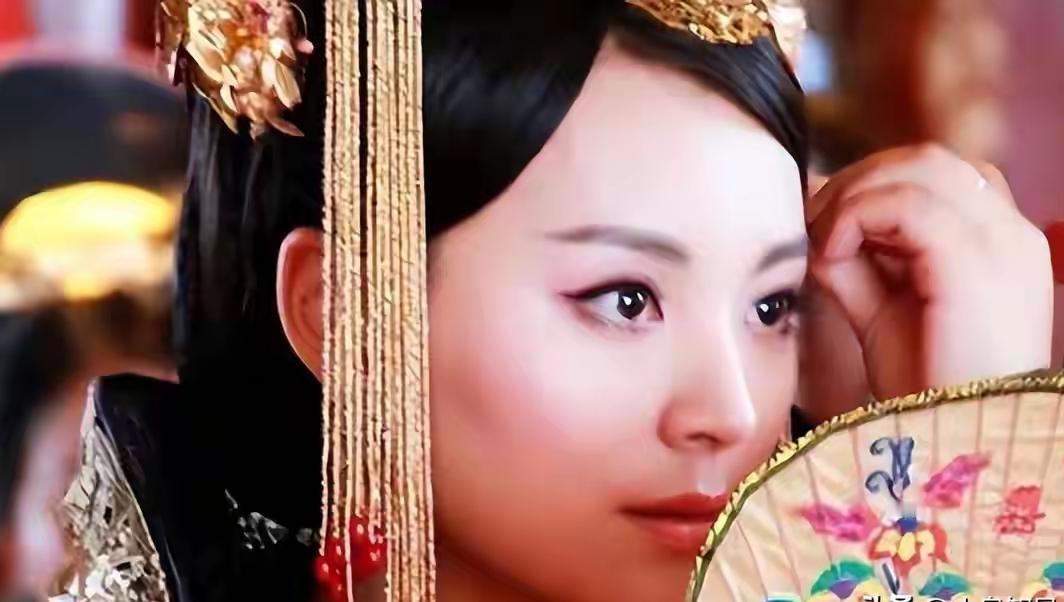 杨坚建立隋朝后，为何要把人间尤物冯小怜送给别人而不留给自己？

冯小怜因美貌而成