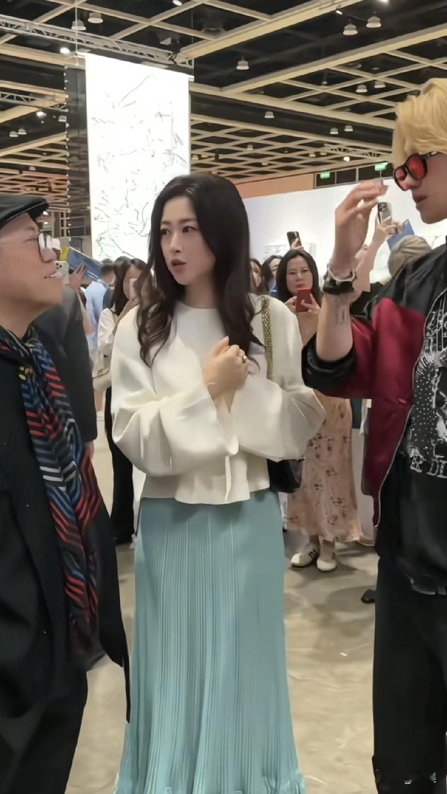 朱珠徐明浩现身艺术展，和叶锦添同框热聊