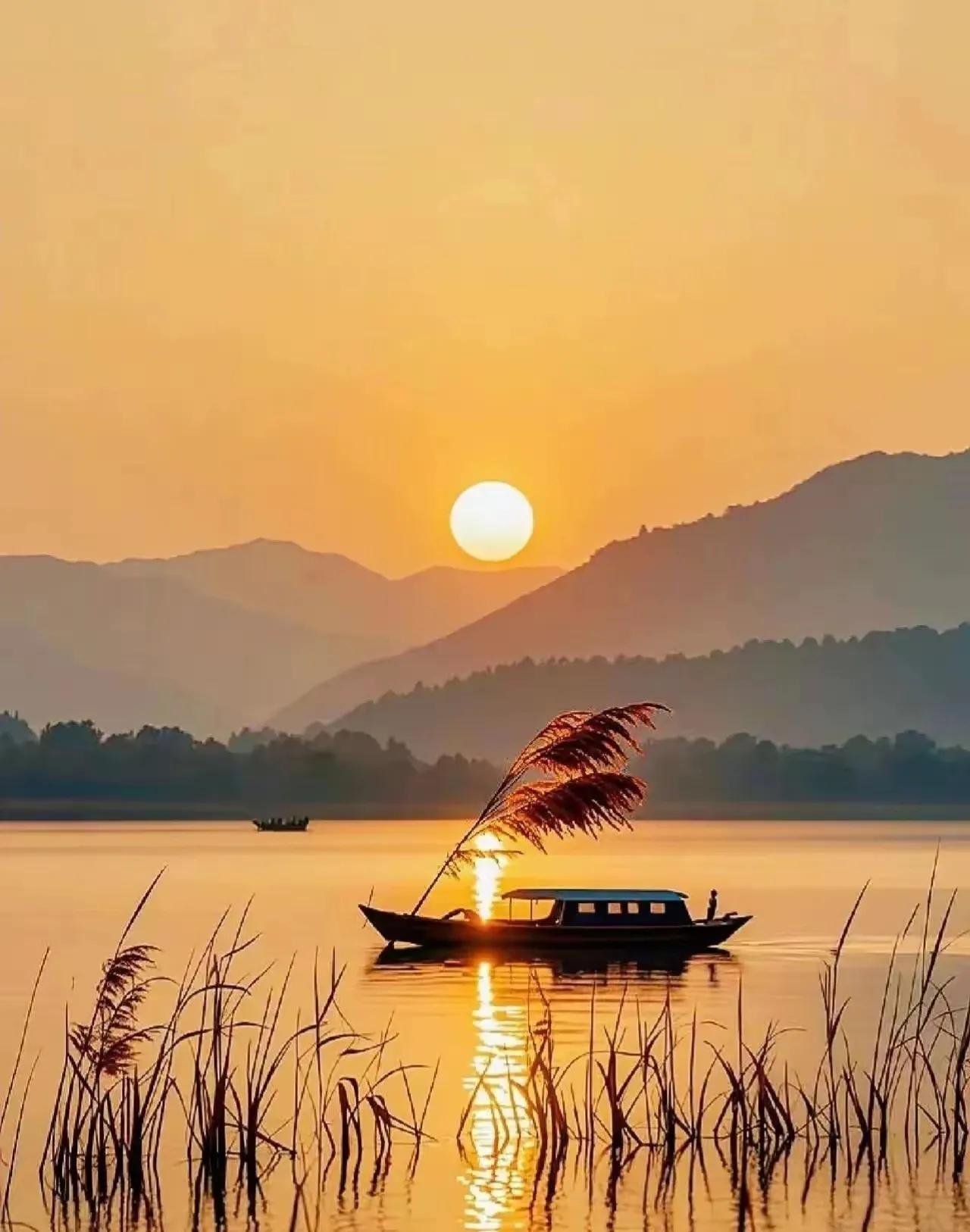 上联：？？？
下联：孤舟一叶撵夕阳。