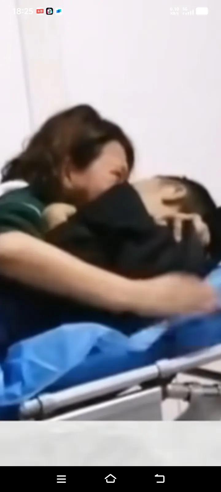 “天塌了，人财两空，丈夫因癌症病故，妻子抱着丈夫哭至昏厥好几次，妻子哭着说：为了