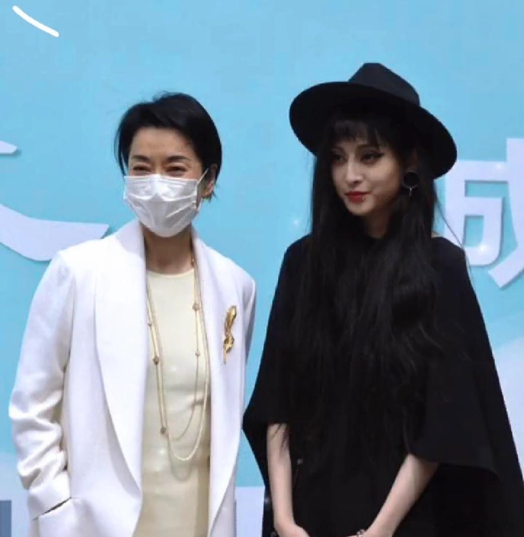 著名歌手毛阿敏参加女儿解佳桐成人礼。母女俩同框合影，“黑白配”的服装搭配，给人的