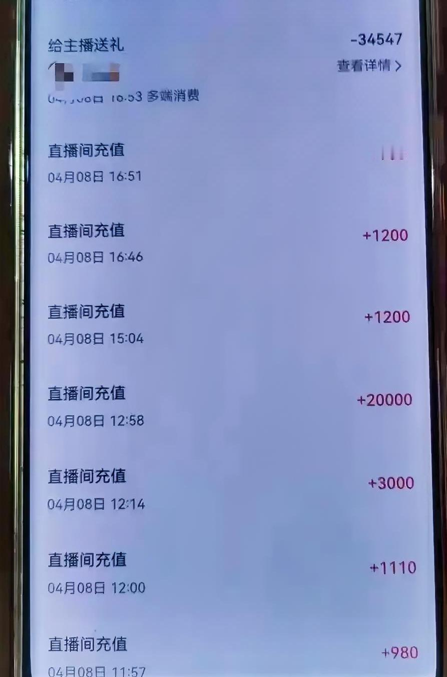 这位大姐的举动，令我们这些常人无法理解。你说她有钱吧，一家六口拥挤在不足30平米