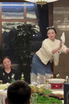 聚餐快乐时刻，
但凡有这样的一个人，聚餐秒变欢乐海洋，挺好的。