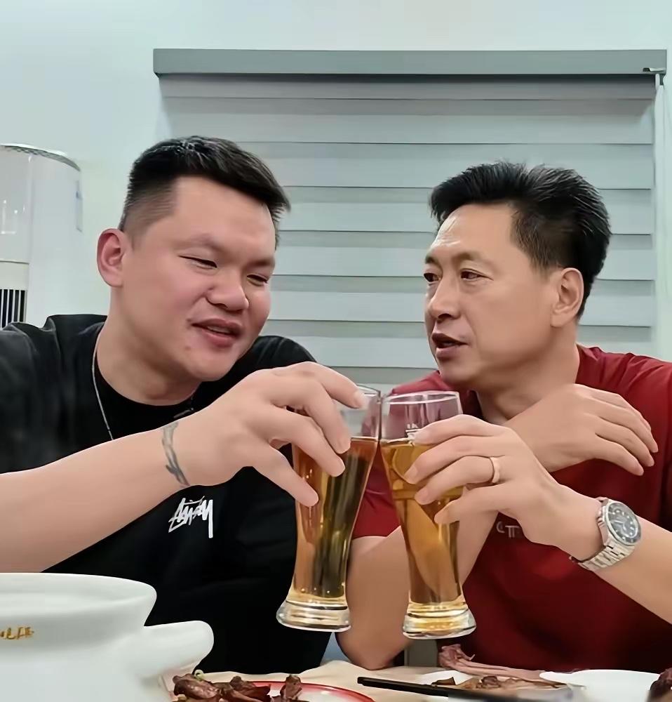 朱芳雨和李春江聚餐，他们喝的是什么