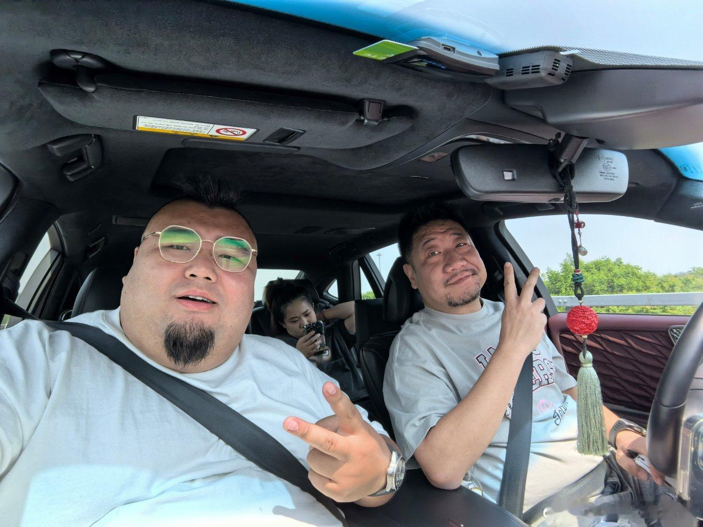 出发！没开车[doge]，蹭裆哥的车，享受一下大雷克萨斯[色] ​​​
