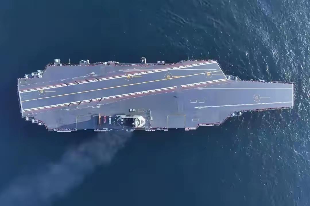 中华人民共和国正式向全世界宣告两件大事：
第一件就是，我们的福建舰航母正式服役了