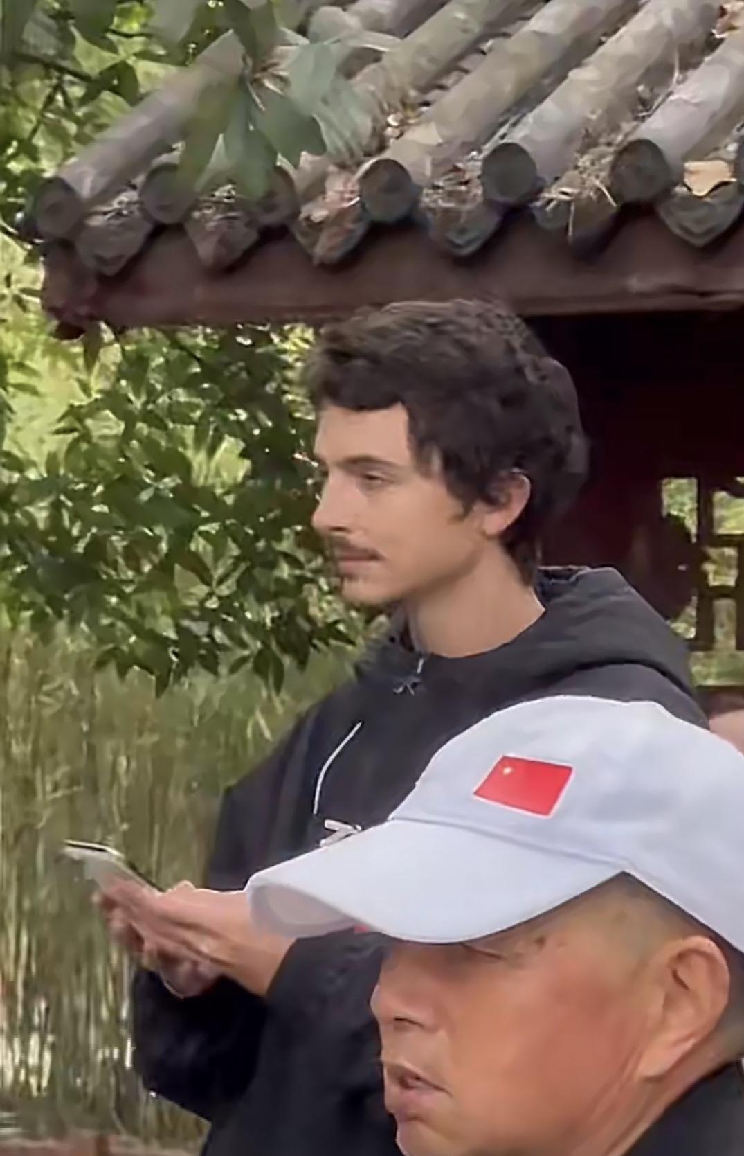 甜茶来中国玩，去了成都，玩的特别接地气！逛公园跟大叔们喝茶，看阿姨们跳广场舞，并