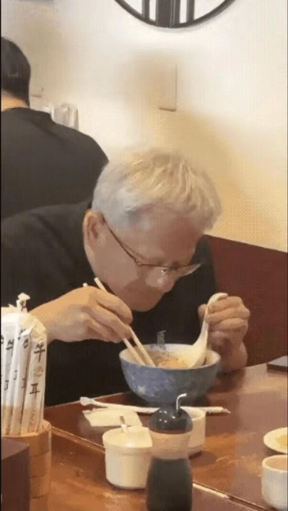 即使你再有钱，
一顿饭也只能吃一餐，近视也得戴眼镜，头发白了想黑只能染。
普通人