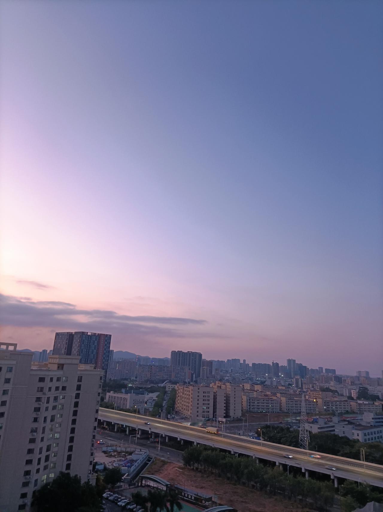 晒出今日随手拍今日随手拍，天上的朝霞很美！