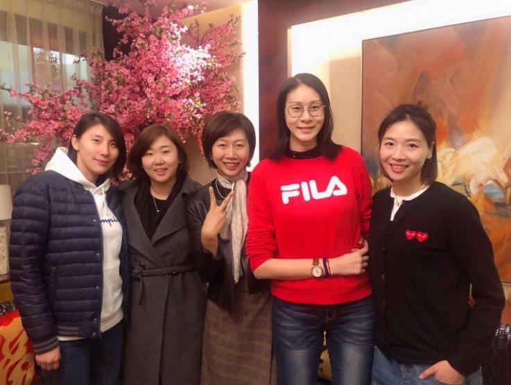 中国女排5位功勋名将同框：
我一眼就认出了瑶林玉树、气质清绝的赵蕊蕊与眉目如画、