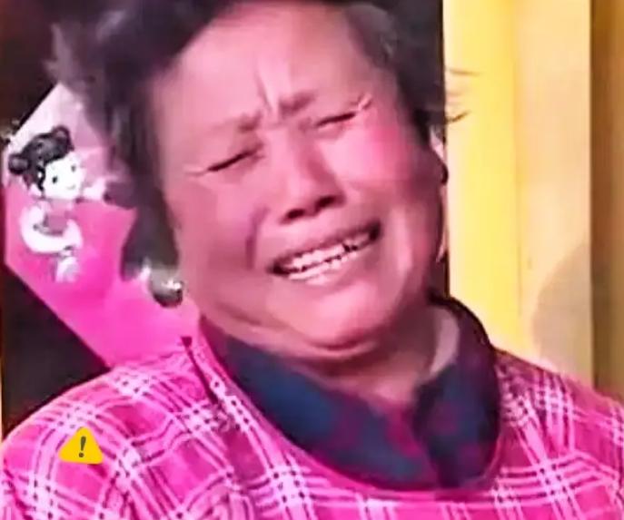 母亲联合4个女儿毒打大儿媳，父亲不但不劝阻，反而拿出一把杀猪刀站在一旁叫嚣：“打