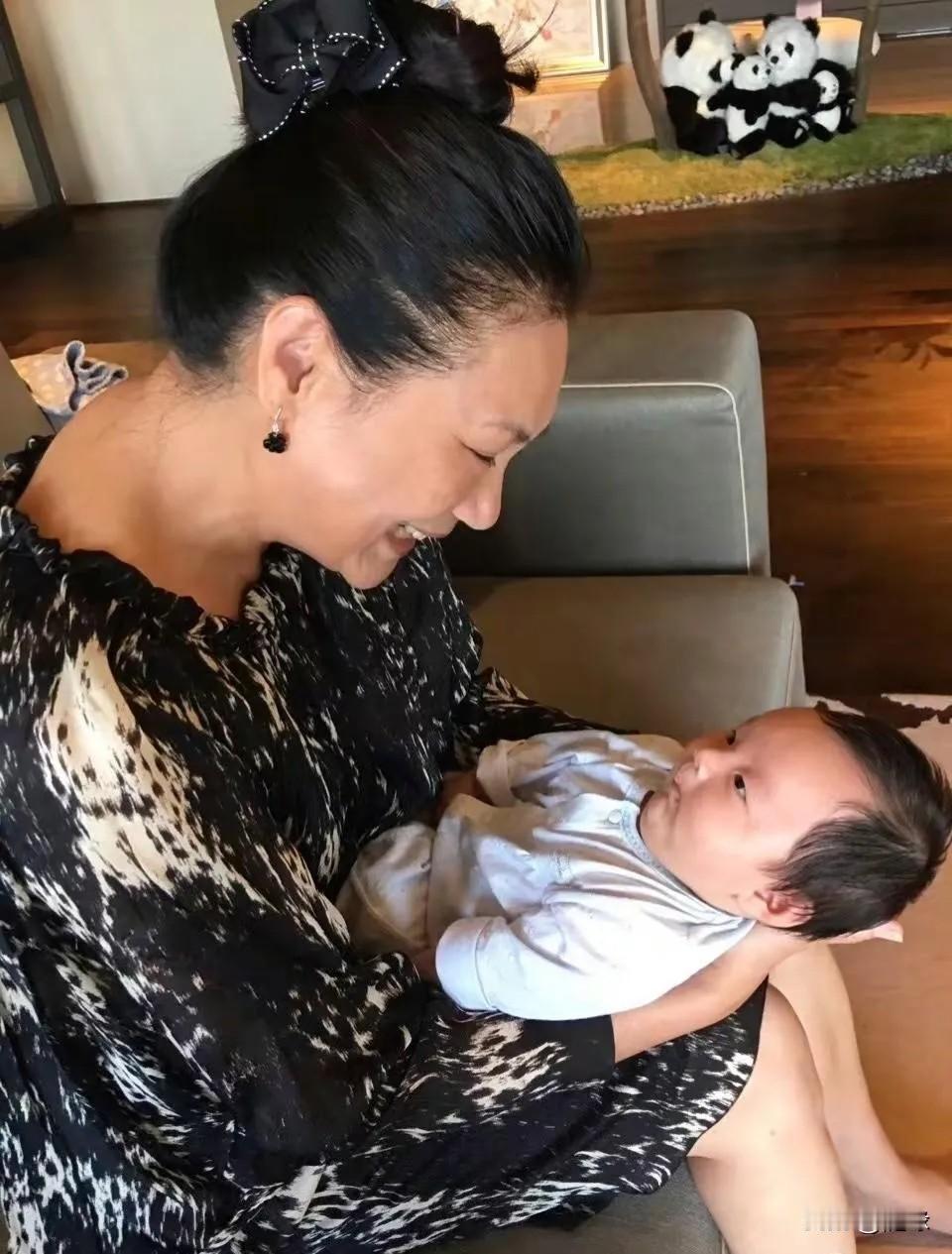 S妈曾经的眼神不会骗人！
她怀抱小箖箖时，是发自内心的喜悦。她看小玥儿的是眼神，