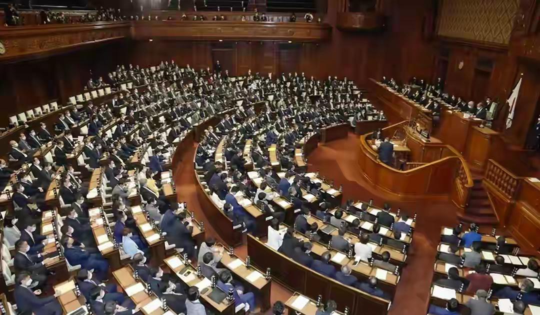 高市早苗迈出危险三步，5万日本人街头怒吼！中朝联手打出一张王牌，这个女首相还能蹦