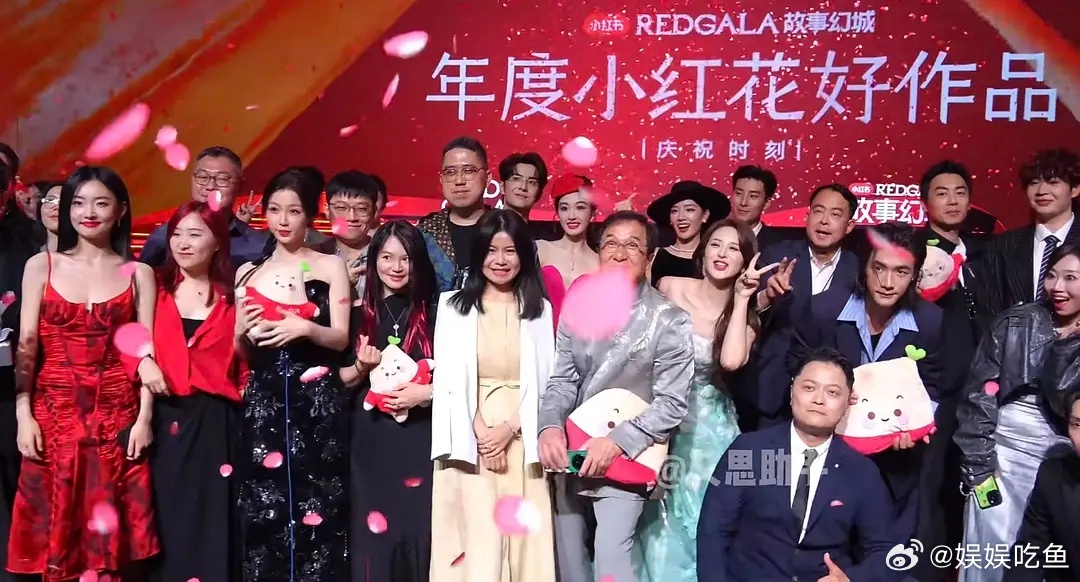 虞书欣从第一排跑到后排找好朋友都要被隔壁造谣没有位置！ 