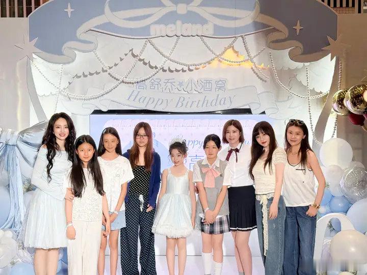 贾乃亮女儿13岁身高甜馨都长这么高了甜馨都长这么高了吗 已经和妈妈一样高了，在小