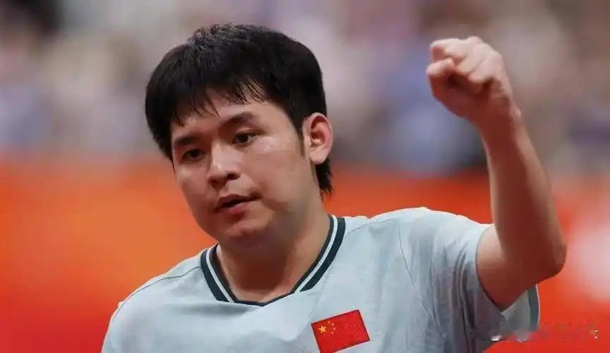 打乒乓球的都知道局间休息就1分钟。林诗栋0-2落后，偏要"浪费"时间去卫生间换衣