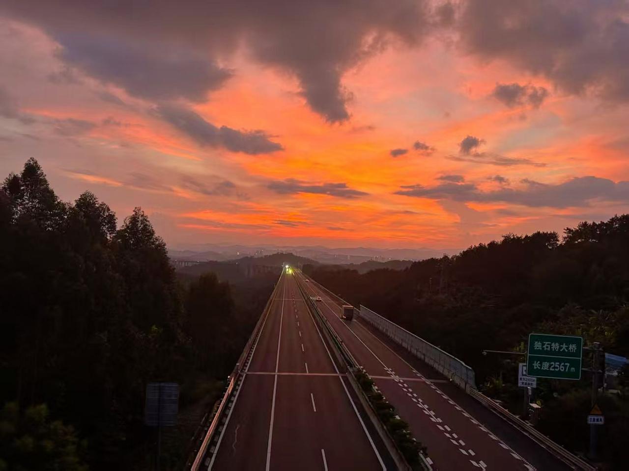 1996年的深秋，家乡的夜风裹挟着凉意，吹过小镇破旧的街巷，画里的她，眼底盛着细
