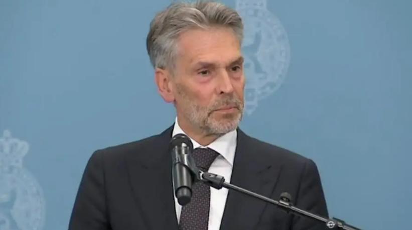 荷兰经济大臣卡雷曼斯12月2日表示，他已取消原定于12月访问中国的行程，理由是双