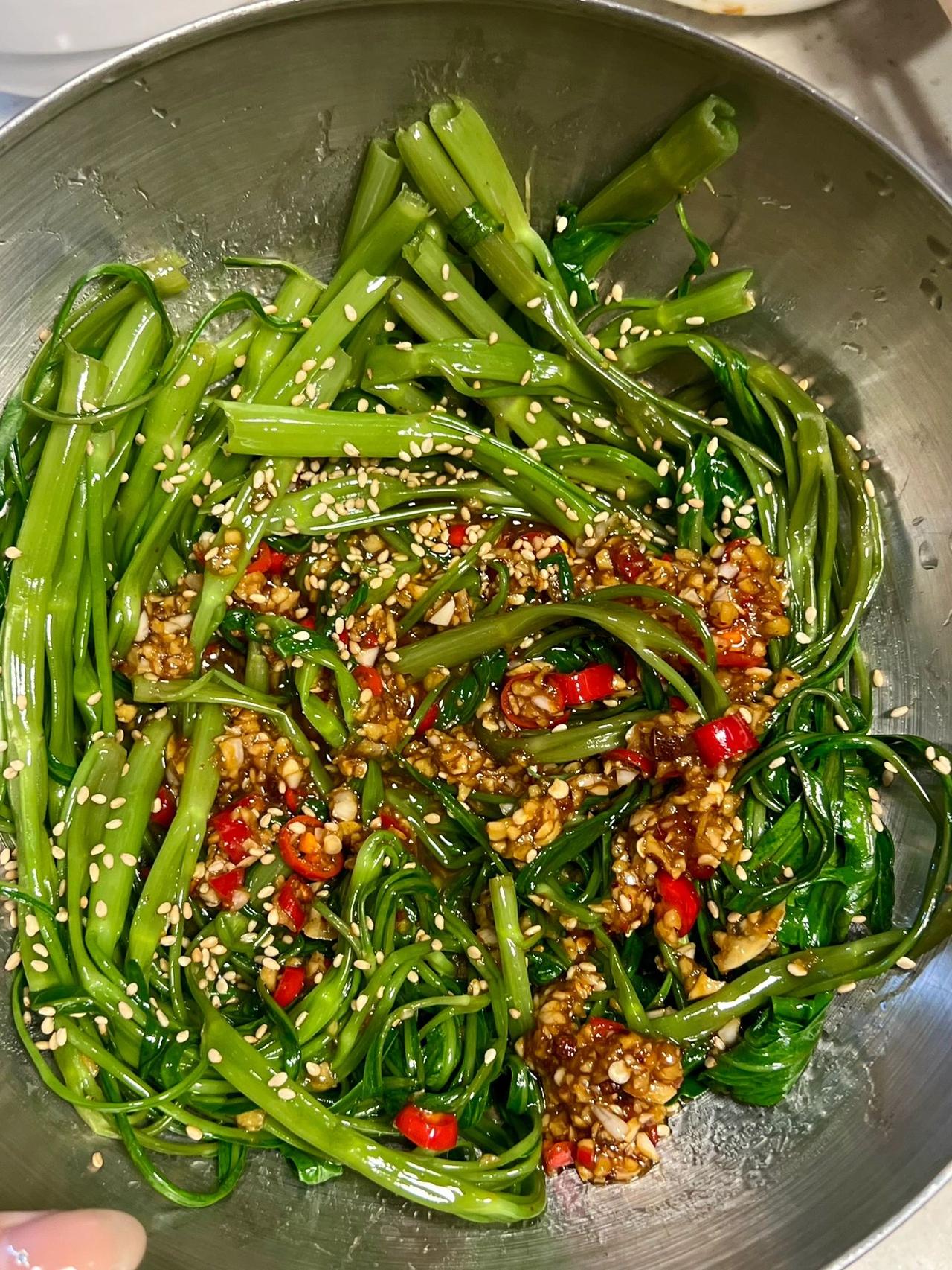 打开手机，就看到了好多令人惊愕的新闻。荧幕上如此阳光开朗的人，以这种方式谢幕。确