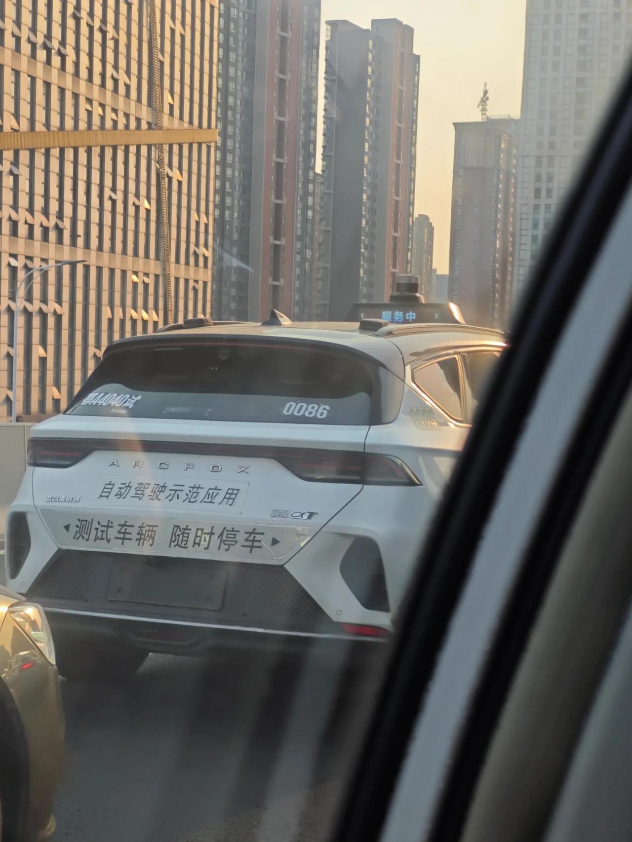 武汉已经发展成这样了吗……

每天遇到无数辆，前后左右，让我一度感觉自己被高科技