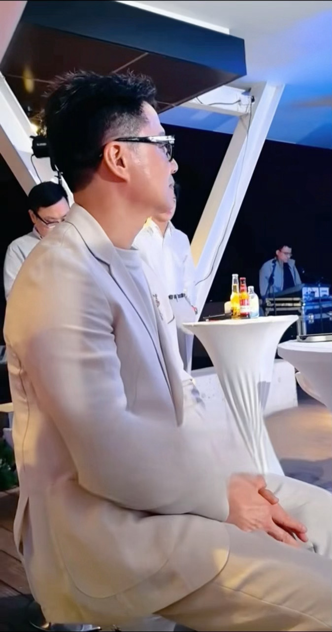 坐着转来转去的段龙 ​​​