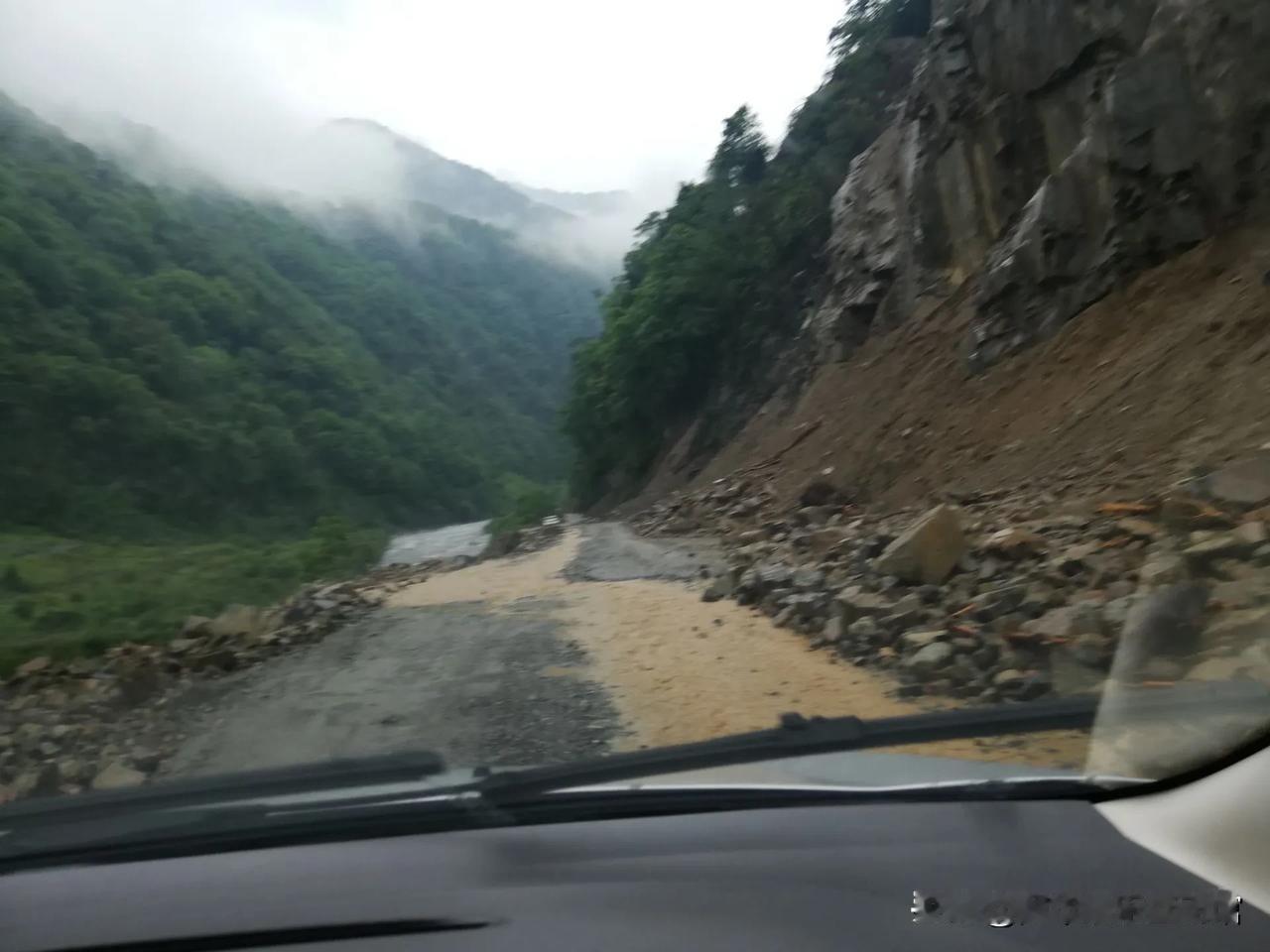 返程路上

归途车窗外景流，  
云卷云舒映眼眸。
田野绿波随风舞，  
山峦起