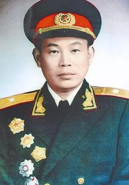 抗美援朝时期，志愿军缴获了三千条毛毯，大家沉浸在喜悦之中。可是政委王直却下了一道