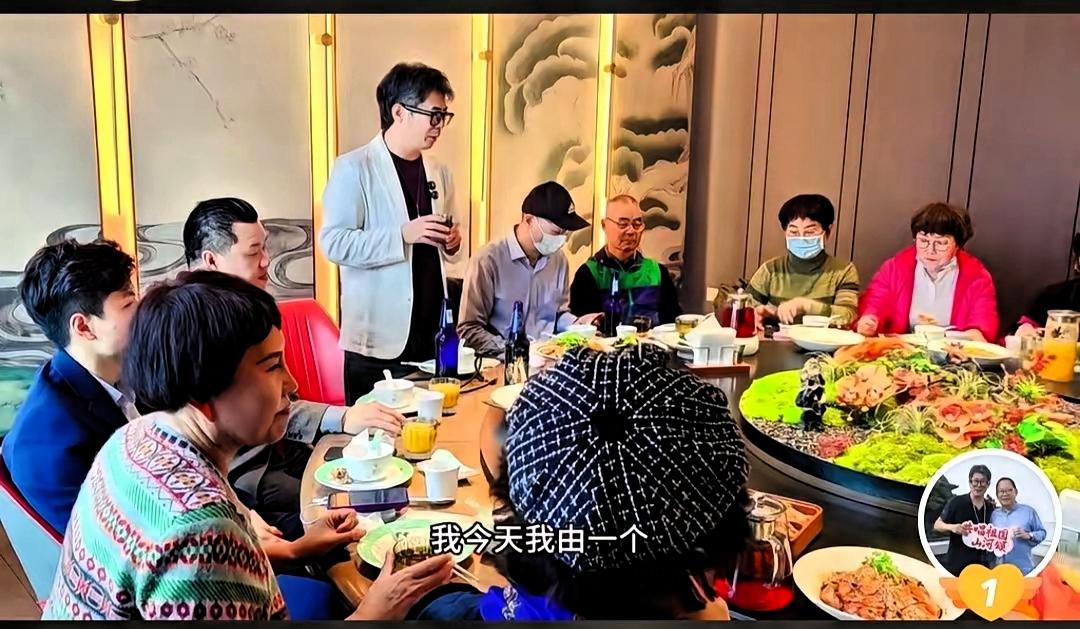 恒苏上海庭审顺利结束！
现场这一幕，感动太多人。

无数心怀正义的普通人自发守在