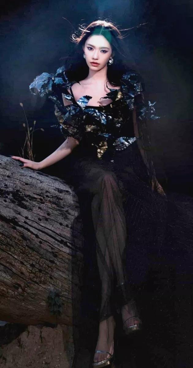 幽静的夜色，巨石旁的少女。