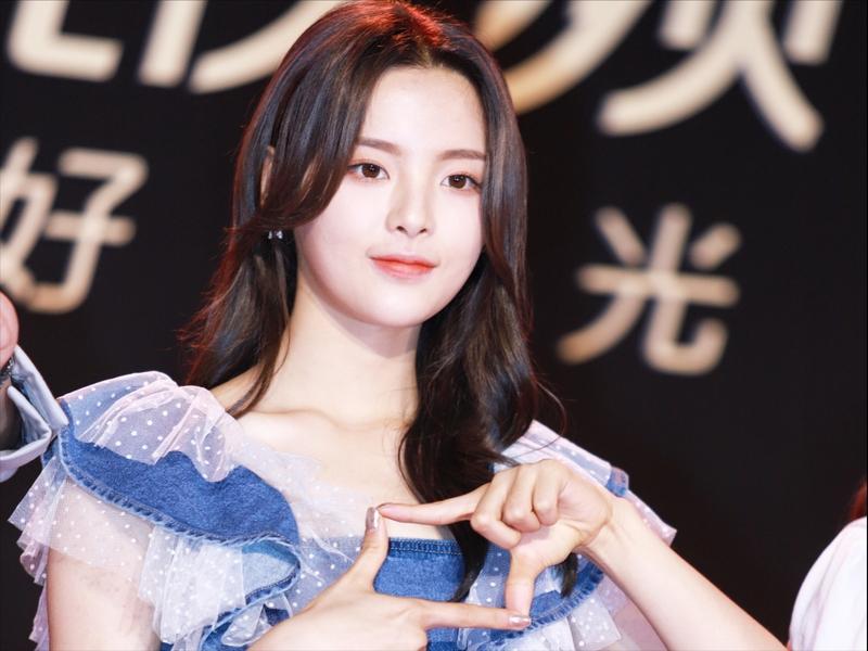 从缝纫厂女工到“内娱最美脚丫”，杨超越的蜕变之路让人惊叹！
杨超越的最新照片在网