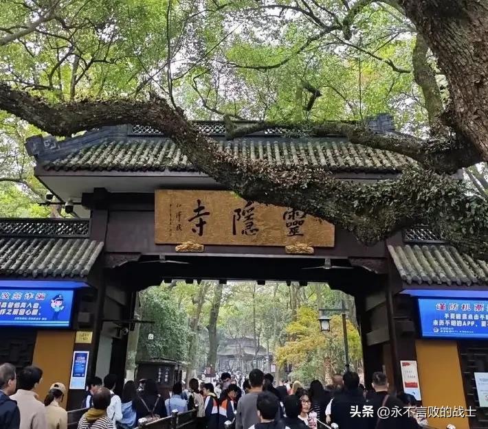 在杭州灵隐寺，一个游客拿了祈福台120块钱，寺方报警直接抓人。

网友为这事吵翻