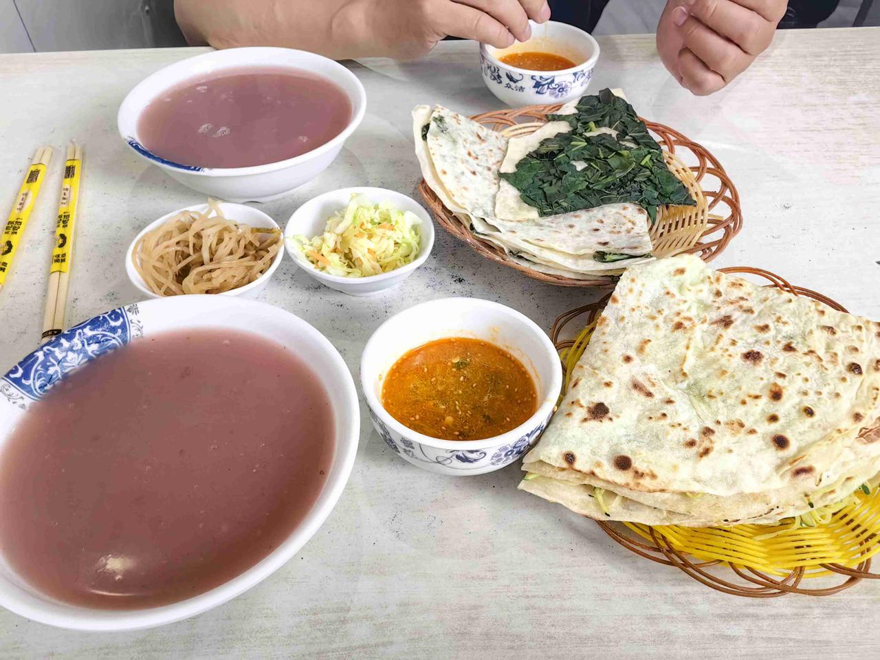 阴天，一份麦仁粥、两碟小菜、一份红薯叶菜馍，简单的一餐，满满的家乡味道。

麦仁