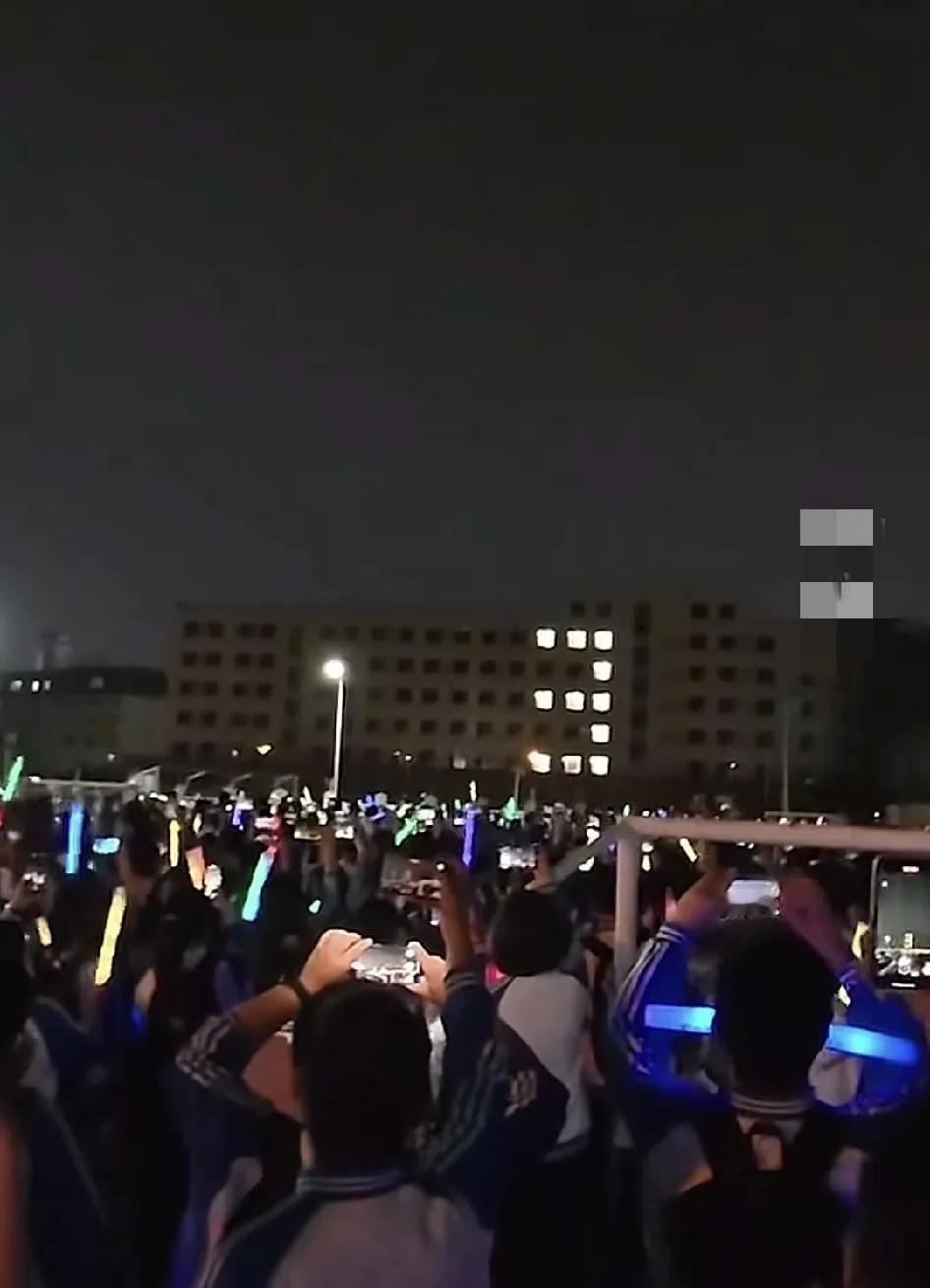 5月28日，呼和浩特一中高三级最后一个晚自习，校园的广播喊所有的学生走出校门。看