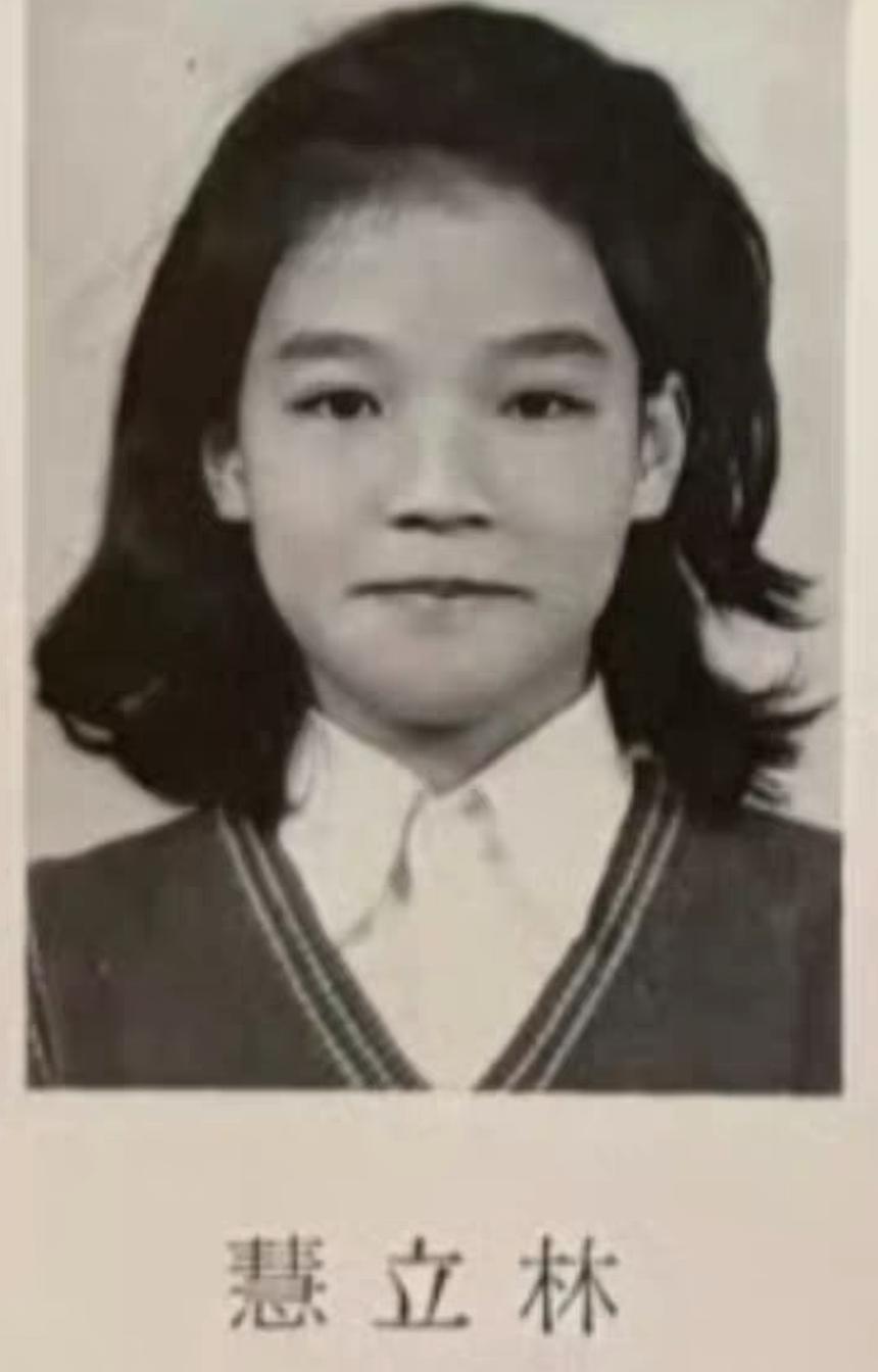 台湾某女影星小学证件照，简直是等比例长大。小学时就有美人胚子的模样，可爱极了！
