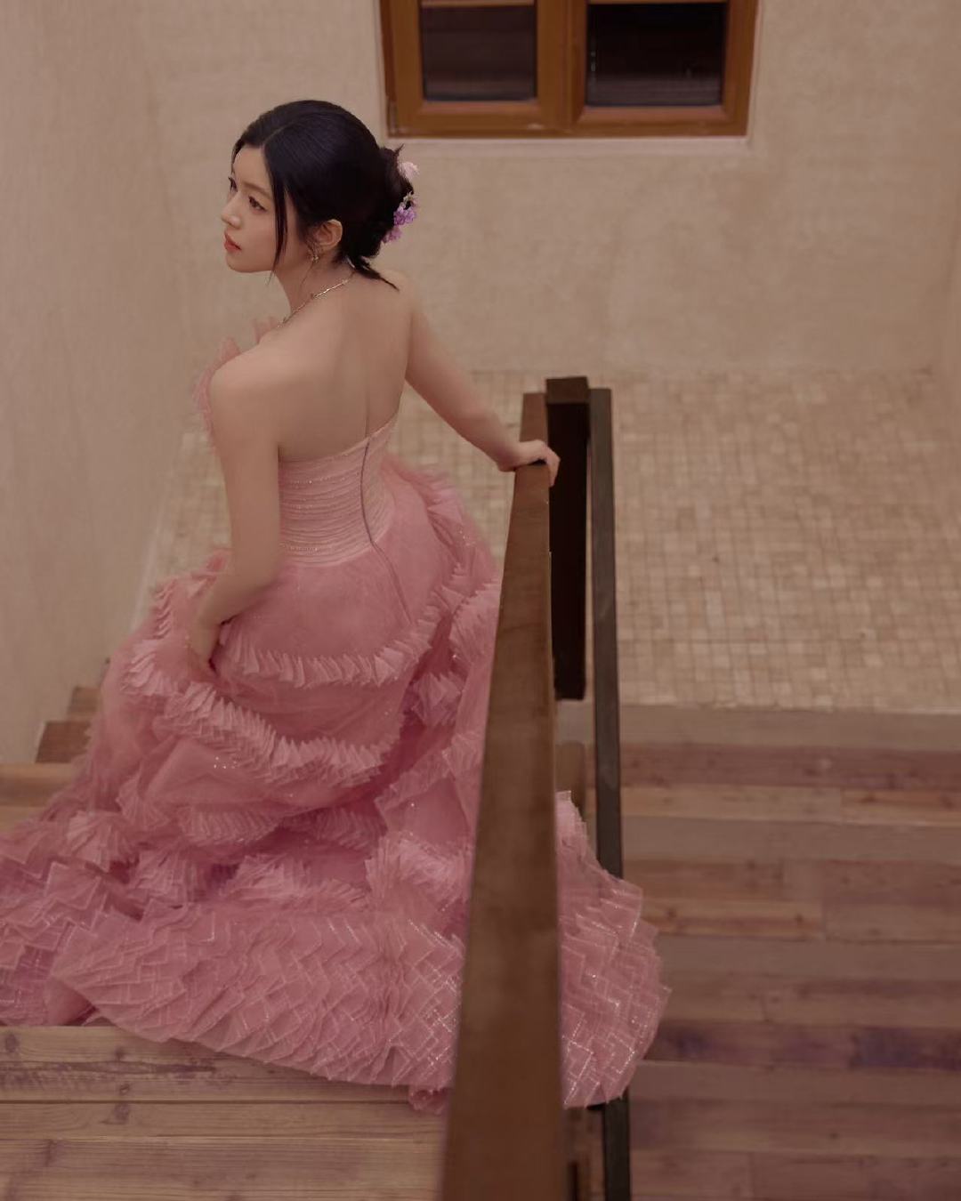 在2025微博之夜 化身蜜桃仙子！粉雾薄纱长裙勾勒柔美身姿，低饱和蜜桃粉衬出白皙
