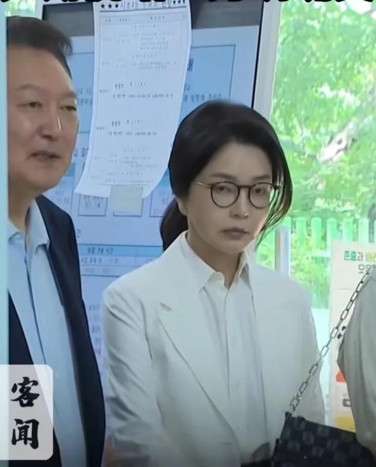 现身投票的金建希状态确实没有以前那么好了。以前的金建希那可谓是一副容光焕发，春风