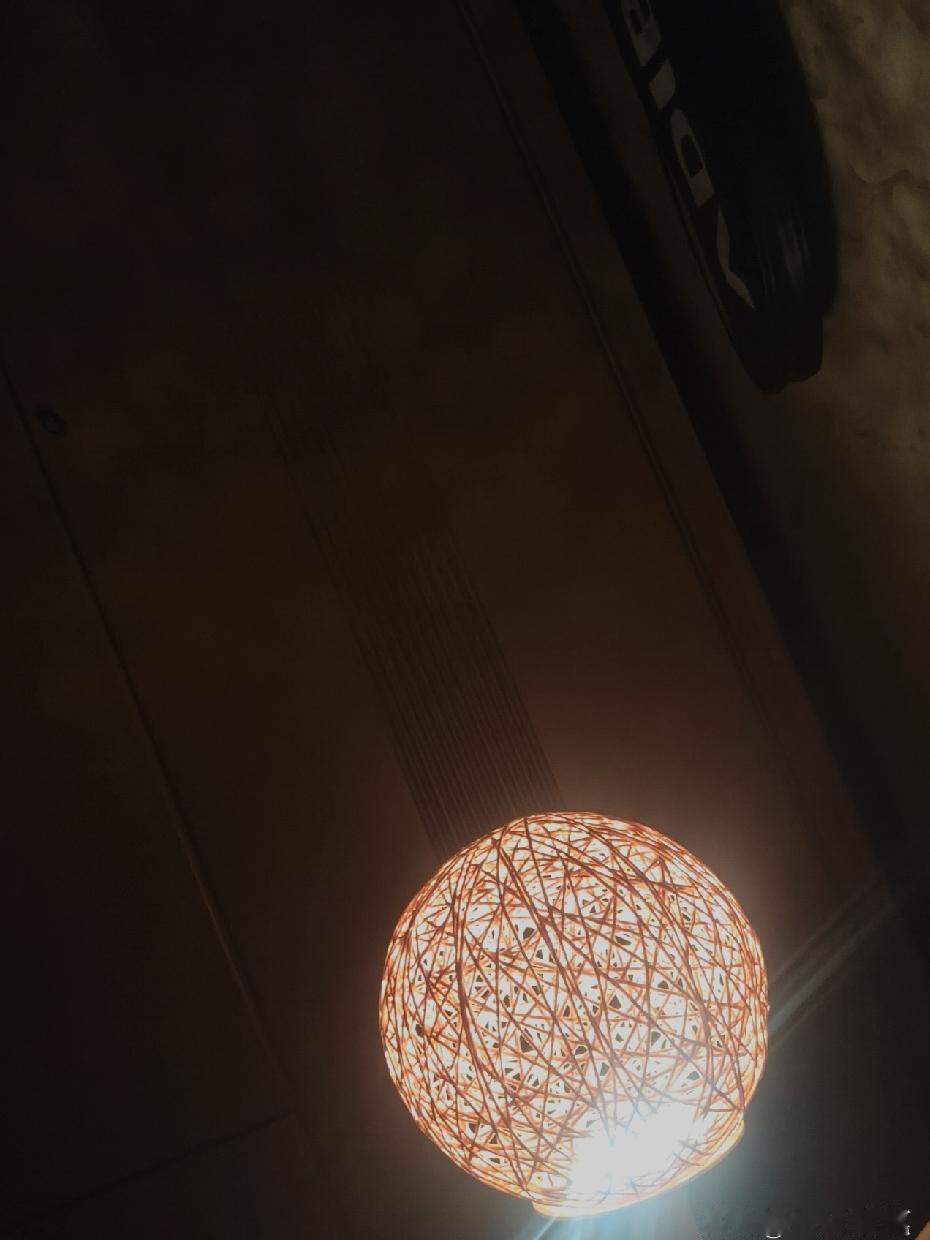 深夜失眠的人，
心里都装着哪些烦心事？

半夜2点醒来，
上完厕所。
回到床上，