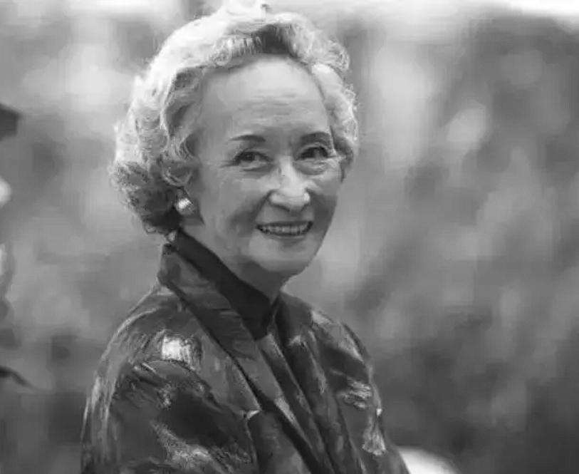 1973年，上海监狱，58岁的郑念，被2名狱警来回推搡：“真是又臭又硬，关了6年