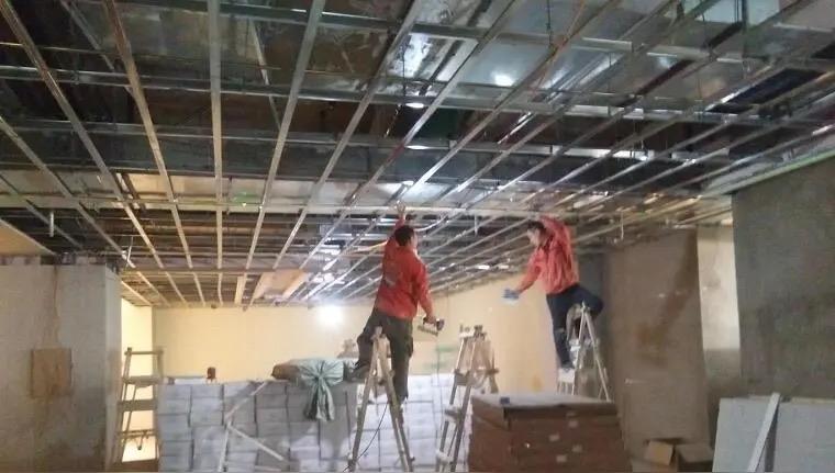 “欺负老实人，这次栽了！”湖北武汉，陈老板为赶新店开业，找了三个工人包工包料做吊