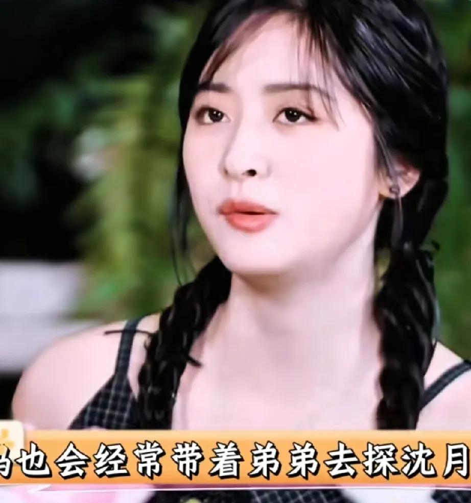 真的好难得
沈月说:“跟（妈妈)几乎每天都会打视频，我妈每次都跟我弟弟一块来探我