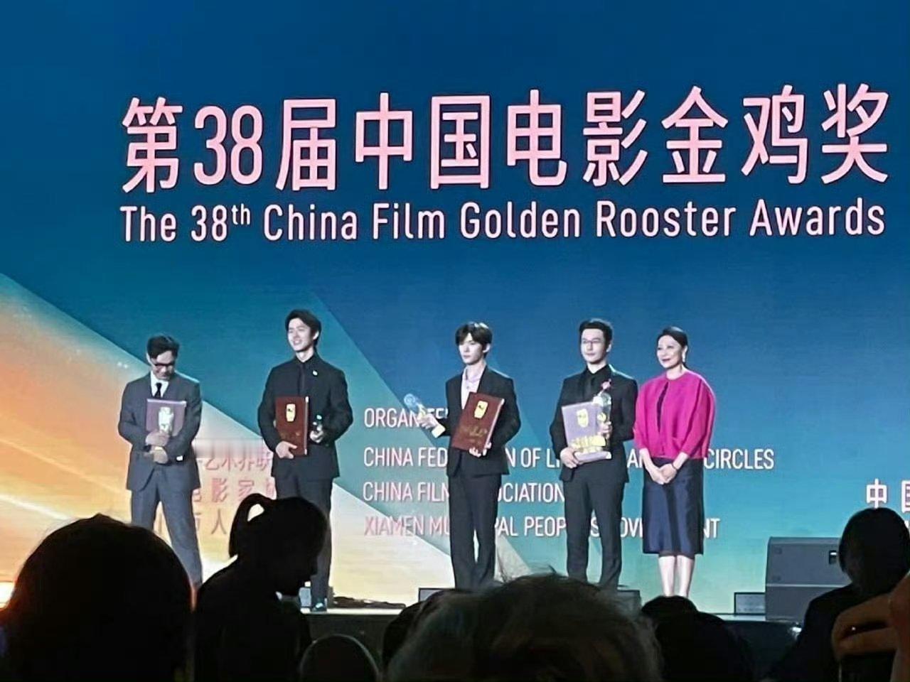 易烊千玺刘昊然坐一桌 ，千玺弟弟和刘昊然提名金鸡奖最佳男主角 提名即肯定 “角色