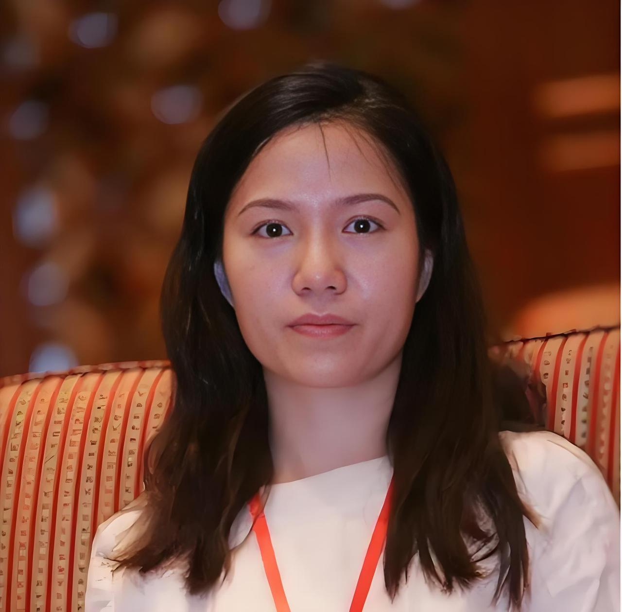 翁帆：相伴杨振宁21载，在偏见中活成独立的光
 
翁帆，因与杨振宁跨越54岁的婚