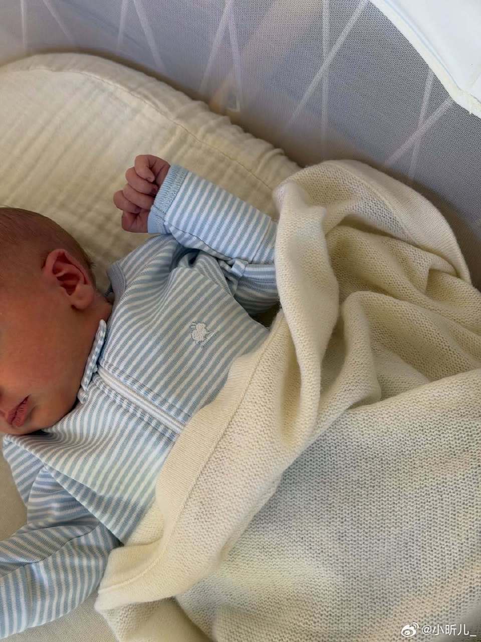 哇哦 升级成了新手爸爸啦 又是一个音乐家族出生的孩子了断眉当爸爸了