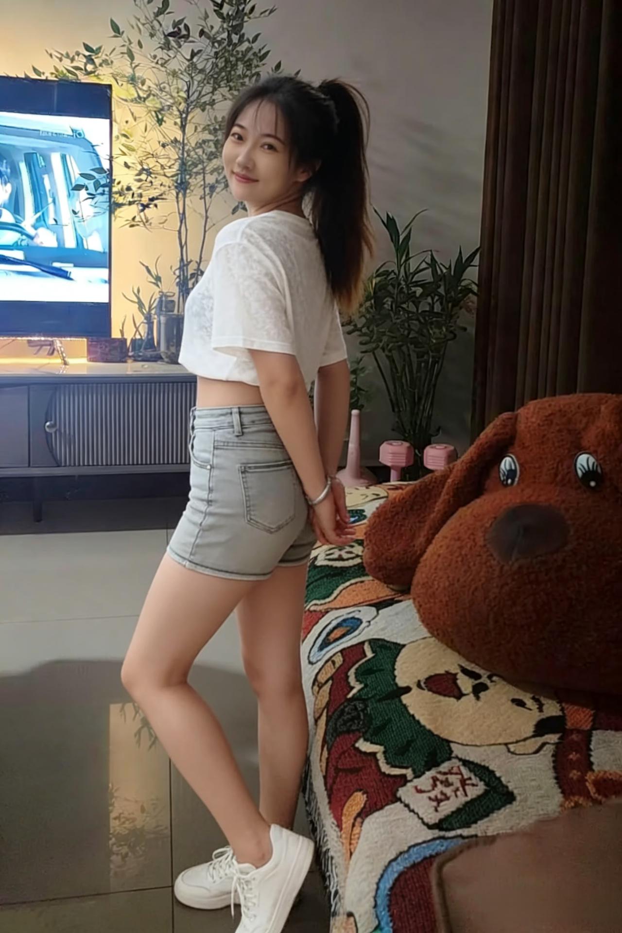 客厅的光，揉着暖黄的褶皱
她转过身，马尾晃出细碎的风
白T恤裹着少女的轻快
牛仔