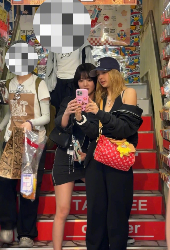 LISA 和 Minnie 东京逛街，LISA 裤子上的中文太有梗了，这种生活化