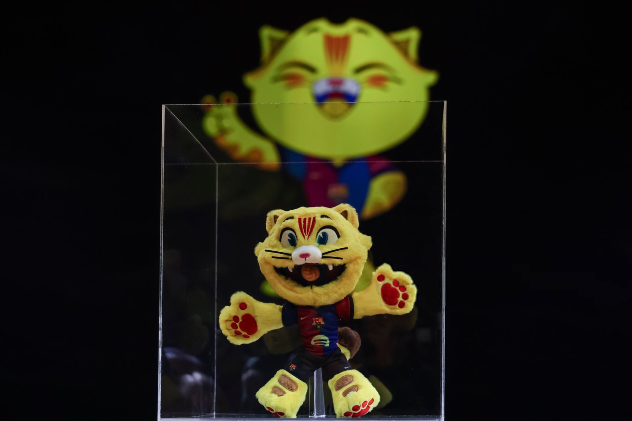 马卡报：巴萨吉祥物Cat玩偶已经成为一种现象：10分钟内售价35欧元的限量500