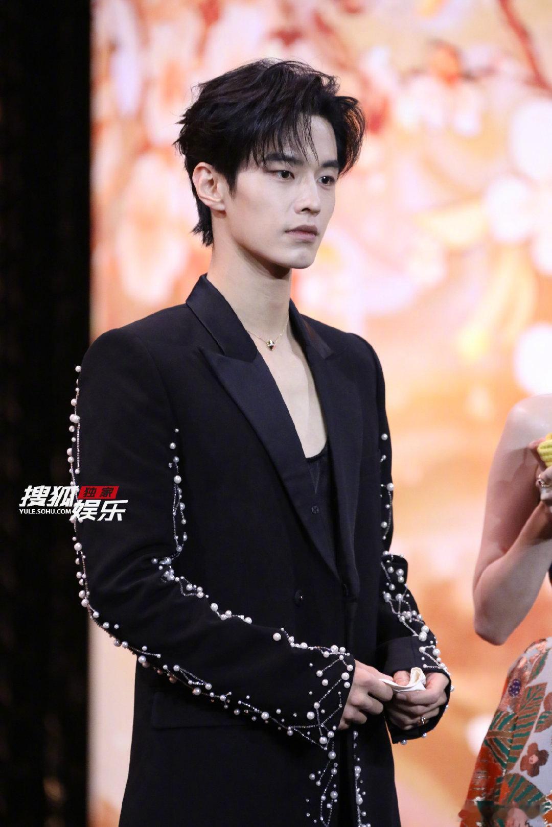 挺好的，以后都去给小花们的大女主里当二番男主[笑cry][笑cry][笑cry]