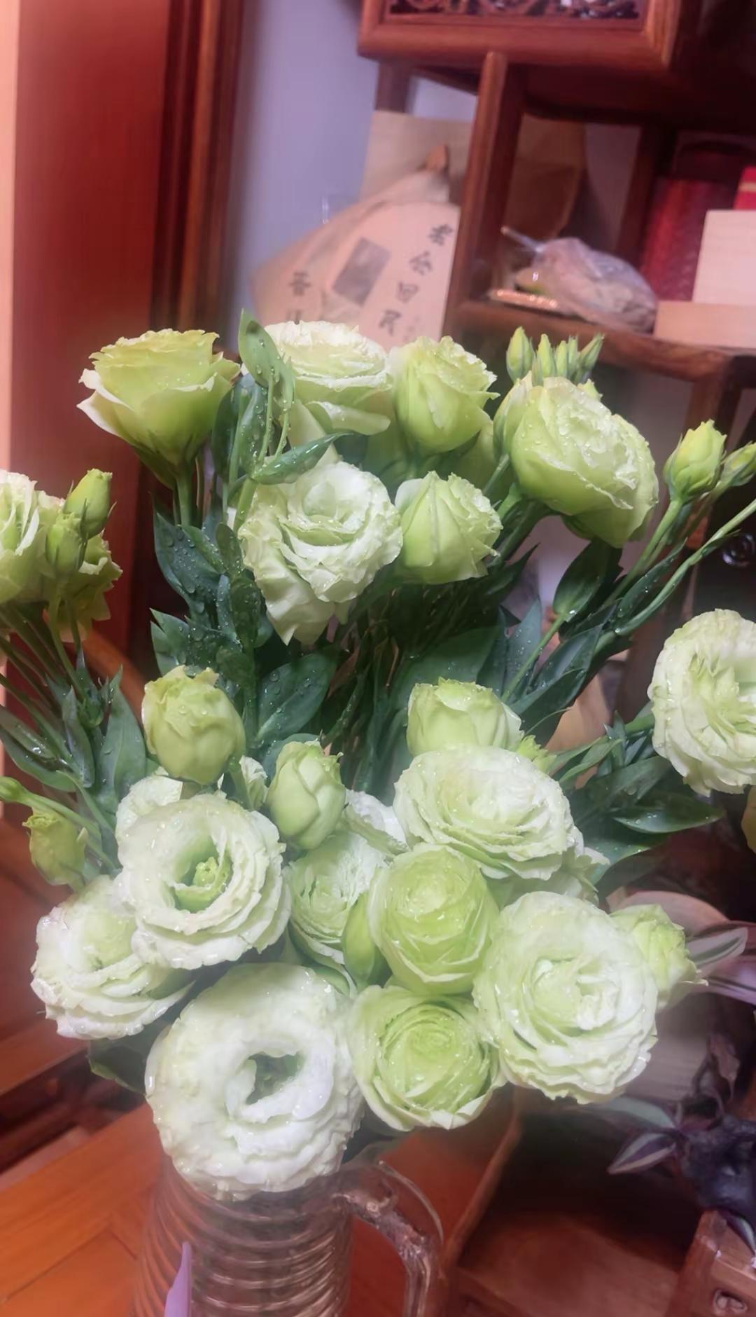 红尘匆匆，亲爱的，不妨坐下来，沏一壶茶，斟满杯中酒，此时此刻，别让我一个人醉……