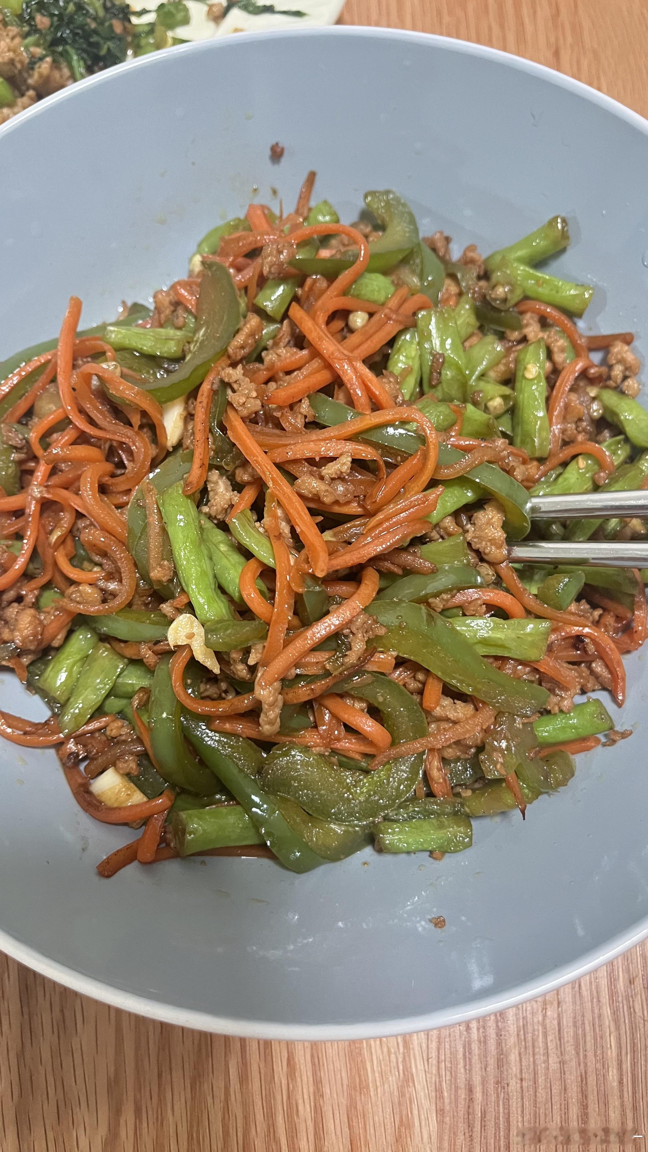 我不在的时候，康百万做了三顿饭。帮我消灭冰箱我买的菜。也是难为他了，豇豆，荷兰豆